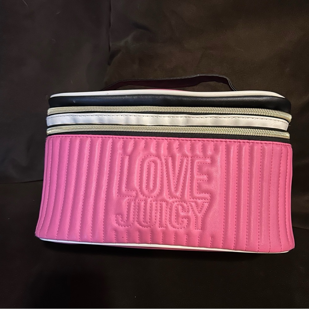 JUICY COUTURE pink make-up bag.